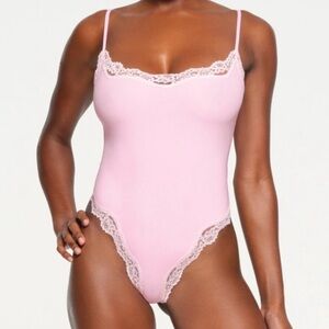 skims fits everybody lace bodysuit in cherry blossom pink